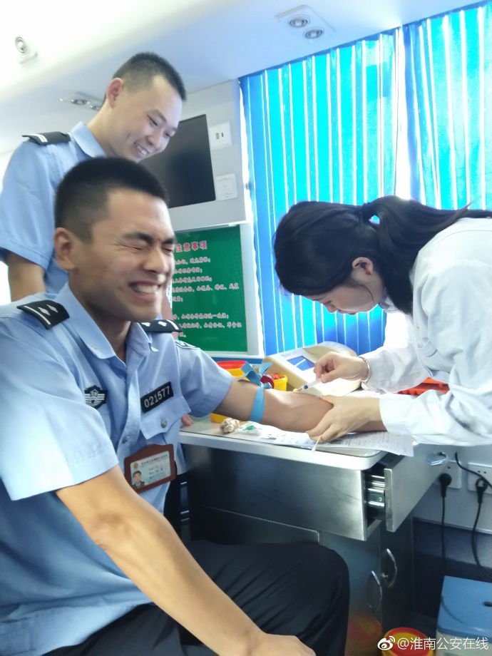 疼skr人！警察在移動獻血車上的表情包亮了